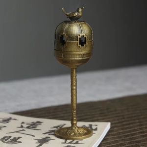 Brûleur d'encens en laiton méditatif avec style holistique et aura sacrée fait pour les amateurs d'encens et les atmosphères domestiques paisibles - Product Image 1