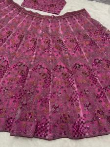 Magnifique Lehenga Choli de mariage en soie avec broderie lourde de fils et travail de paillettes, impression à la main - Product Image 6