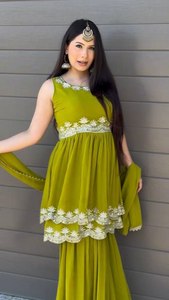 Conjunto de Fiesta para Bodas, Top de Georgette Sintética con Bordado de Hilo y Lentejuelas, Palazzo con Borde de Encaje de Georgette Sintética y Dupatta - Product Image 2
