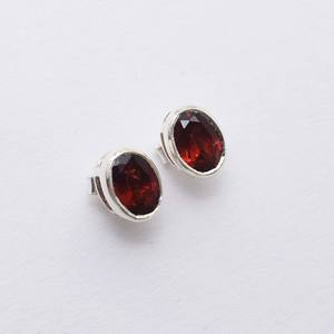 Pendientes Minimalistas Hechos a Mano con Plata de Ley 925 y Granate Rojo Ovalado, Regalo para Mujeres y Niñas - Venta al por Mayor - Product Image 1