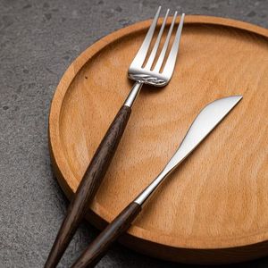 Couverts en acier inoxydable de qualité supérieure avec poignées en bois poli pour une expérience culinaire intemporelle et un look élégant - Product Image 6