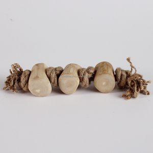 Jouet pour chien en bois de café écologique, triple bûche à mâcher avec corde en chanvre, en provenance du Vietnam, conçu pour la mastication et le soulagement du stress. - Product Image 3