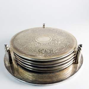 Ensemble de sous-verres en métal gravé floral vintage, motif décoratif antique gravé pour salles à manger, vente en gros - Product Image 2