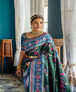 Sari Banarasi tendance pour tous les jours avec un motif à carreaux, ajoutant une touche d'élégance à la tenue quotidienne. - Product Image 2