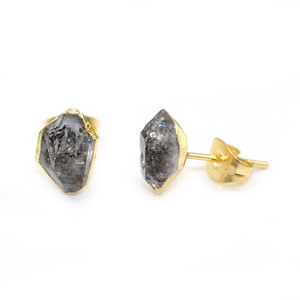 Pendientes de tuerca galvanizados de oro con piedra de nacimiento de abril de diamante Herkimer en bruto natural al por mayor para la India - Product Image 2