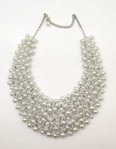 Gargantilla con cuentas de perlas de imitación hecha a mano bohemia de múltiples hebras blancas para mujer tamaño y forma personalizables - Product Image 4