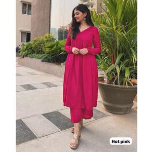 Kurtis tradicionales con estampado en relieve de rayón puro para mujeres indias y paquistaníes con pantalón para ropa de fiesta y boda de Maruti Fashion - Product Image 1