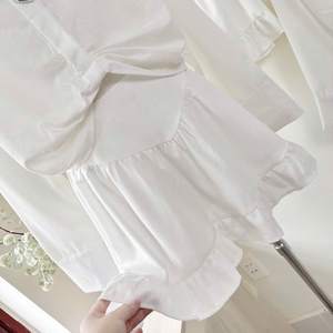 ชุดเซ็ตเสื้อเชิ้ตสีขาวเรียบง่ายสไตล์ลำลองพร้อมกระโปรงทรงเอวสูงสำหรับผู้หญิง ขายส่ง - Product Image 4