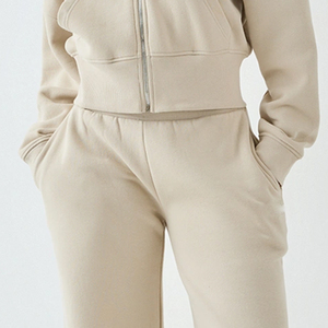 Prix avantageux pour les acheteurs en gros : Haut à capuche court pour femme, design élégant de haute qualité, survêtement avec fermeture éclair et tissu doux - Product Image 3
