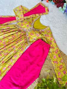 Présentation des vêtements de fête les plus vendus Multi Color Fancy Floral Printed V Neck Soft Georgette Silk Fabric Floor-Length Stretchable - Product Image 5