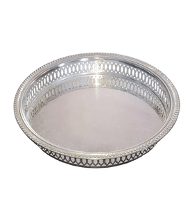 Plateau de service rond doré d'inspiration vintage en laiton avec bordure ajourée ornée et base plate pour servir et afficher - Product Image 3
