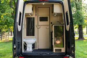 Mercedes-Benz Sprinter AWD Van 2024, R18, faible kilométrage, boîte de vitesses automatique, conduite à gauche, essence/électrique, toit ouvrant panoramique - Product Image 6