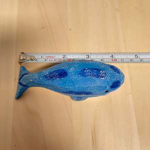 Scultura di balena in legno intagliata a mano YEEYAYA da 4 pollici, figurina artistica di animale acquatico in legno per la decorazione della casa - Product Image 1