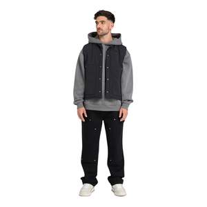 Gilet utilitaire matelassé pour hommes, veste noire légère sans manches avec rembourrage en diamant, patch en simili cuir et nylon froissé - Product Image 1