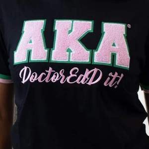 T-shirt XAKA Doctor Educated pour femme, t-shirt graphique décontracté, haut en coton inspiré de la sororité, imprimé de lettres roses et vertes - Product Image 4