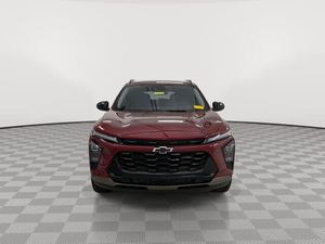 รถ SUV ครอสโอเวอร์ TRAX ACTIV FWD ปี 2024 สีแดง สภาพใช้งานน้อย ประหยัดน้ำมัน 30 กม./น.  เกียร์อัตโนมัติ 6 สปีด ขับเคลื่อนล้อหน้า 137 แรงม้า - Product Image 4