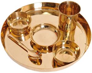 Proveedor al por mayor Bronce Thali para comer Juego de 6 piezas Thali 2 Tazones Plato dulce Cuchara de vidrio Latón puro Diseño de metal Puja - Product Image 1