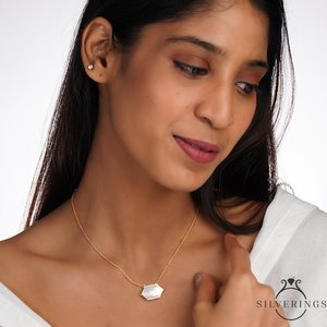 Collar de Plata de Ley 925 con la Sagrada Madre y Patrón Hexagonal con Circonita Dorada para Regalo - Product Image 3