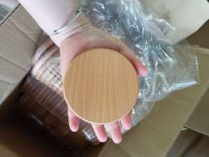 Ensemble de dessous-de-verre en bois rustique élégant, conçu pour protéger les surfaces tout en ajoutant une touche naturelle et chaleureuse à la décoration - Product Image 4