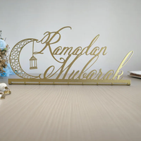 Décoration de table luxueuse en or avec arche islamique et croissant de lune, avec accent de calligraphie arabe pour la décoration du Ramadan
