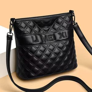 กระเป๋าสะพายไหล่/สะพายข้างผู้หญิง ดีไซน์ใหม่ทันสมัย ลายตารางเพชร พร้อมสายสะพายเส้นเดียว ปิดซิป เหมาะสำหรับการเดินทาง ช้อปปิ้ง และชีวิตประจำวัน (วัสดุ PU) - Product Image 1