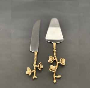 Support à gâteau en aluminium fait main avec motif floral doré | Ensemble élégant de serveur à gâteau et de couteau pour la décoration de mariage, d'anniversaire et de fête - Product Image 3
