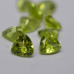 Trillion Cut Peridot Gemstone Tamaño calibrado Todos Los tamaños disponibles Corte facetado Peridot natural Piedra natal Piedra para la fabricación de joyas - Product Image 4