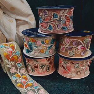 Elegante tela de encaje de red bordada para vestidos de novia, vestidos de noche, saris y prendas de fiesta disponibles para compra a granel - Product Image 1