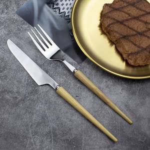 Ensemble de couverts en acier inoxydable avec manche en bois fin et tête argentée, pour les repas quotidiens à la maison, les repas en famille et l'utilisation en cuisine, en provenance d'Inde - Product Image 3