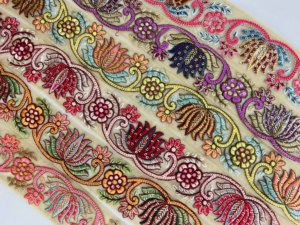 ลายดอกบัวปักเลื่อมบนผ้าตาข่ายสำหรับส่าหรีแบบดั้งเดิม lehengas กับสไตล์โรแมนติกและแฟนซี - Product Image 3