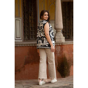 Chaleco Largo Acolchado sin Mangas con Capucha para Mujer, Combinación de Bordado Blanco y Negro, Tallas Grandes, para Primavera - Product Image 3