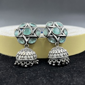 Boucles d'oreilles Jhumka en argent oxydé avec pierre précieuse verte Monalisa, cadeau pour femme - Product Image 3