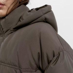 Chaqueta Acolchada Holgada de Estilo Urbano con Logotipo Personalizado OEM / Chaqueta de Abrigo Ligera Informal para Mujer al por Mayor, Suave para Uso Diario con Cierre - Product Image 4