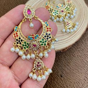 Pendientes elegantes de diseño tradicional con aspecto de perla, pendientes elegantes para mujer, Colección festiva de ropa de boda - Product Image 1