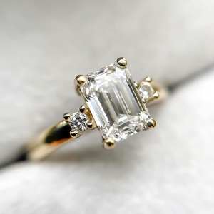 Anillo de compromiso de diamante moissanita de corte esmeralda de 5x7mm | Piedras laterales | Boda nupcial minimalista chapada en oro de 18 quilates de plata esterlina - Product Image 1