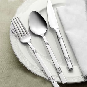 Hermoso juego de cubiertos de metal que combina estética y practicidad, fusionando una hermosa forma con una función excepcional, artículo nuevo - Product Image 2