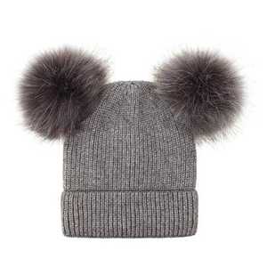 Vente en gros joli bonnet en laine d'hiver à double pompon pour enfants filles, bonnet tricoté pour vêtements d'extérieur, bonnet et écharpe avec logo brodé - Product Image 6
