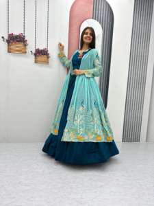 Vente en gros excellente qualité Lehenga Choli avec fil épais et séquence de travail haut court élégant avec haussement d'épaules pour les dames Look moderne - Product Image 6