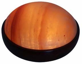 Elegante lámpara de tazón de sal rosa del Himalaya con medias cúpulas talladas y base de madera para un brillo cálido y decoración del hogar - Product Image 5