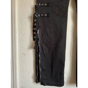 กางเกงขาบานทรงโกธิคพังก์สีดำ รุ่นร้อยเชือกผูกข้อเท้า ซิปข้าง สำหรับผู้หญิง ขายส่งจากโรงงาน ปี 2026 - Product Image 5