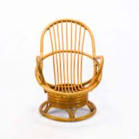 Fauteuil à bascule pivotant confortable et écologique pour personnes âgées, avec coussin moelleux et structure en rotin naturel, idéal pour la détente à la maison