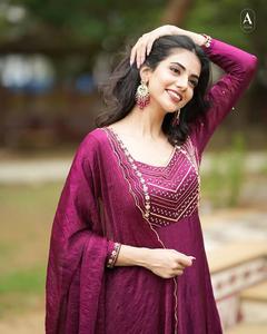 มิระกระแสน้ำแห่งประเพณีสไตล์บอลลีวูดส่าหรีสำหรับงานปาร์ตี้ที่มีสีสันและน่าจดจำด้วยเสียงกระซิบที่สง่างามของความสุข - Product Image 3