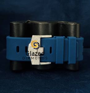 Montre analogique de style hip-hop avec bracelet en silicone bleu personnalisé, sertie de diamants en moissanite de qualité VVS, couleur DEF, taille brillant - Product Image 6