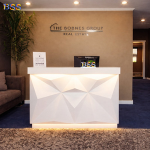Ideas para Mostrador de Recepción Pequeño Blanco, Diseño Único en Forma de Diamante, Moderno y Contemporáneo, Superficie Sólida Acrílica, Mini Mostrador de Recepción para Oficina con LED - Product Image 1