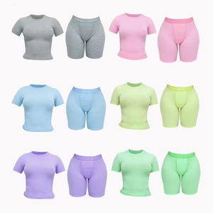 Completo coordinato due pezzi da <span class=keywords><strong>donna</strong></span> con t-shirt a maniche corte a costine e pantaloncini, ideale per il tempo libero <span class=keywords><strong>primavera</strong></span> <span class=keywords><strong>estate</strong></span> - <span class=keywords><strong>Abbigliamento</strong></span> all'ingrosso - Product Image 1