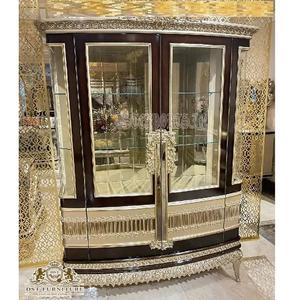 Gabinete de curiosidades de comedor Formal tallado clásico Gabinete de vajilla de madera de teca real Gabinete de exhibición de curiosidades de oro de estilo italiano - Product Image 1