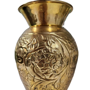 Vase en laiton martelé avec motif floral en spirale, vase décoratif en métal fait à la main, 8 x 4 pouces, pour la décoration de table à la maison - Product Image 1