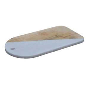 Tabla de cortar de frutas y verduras de mármol y madera con asa para uso en la cocina Tabla de cortar con mármol blanco y acabado de madera - Product Image 4