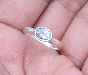 Vente en gros Dainty Minimalist S925 Sterling Silver Unisex Solitaire Ring Light Blue Gemstone Lunette Setting Classic Wedding Party - Product Image 5