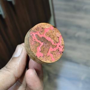 Perilla de puerta de remolino de madera y resina con acabado natural hecho a mano con manija de estilo Ángel duradera para armarios y cajones - Product Image 1